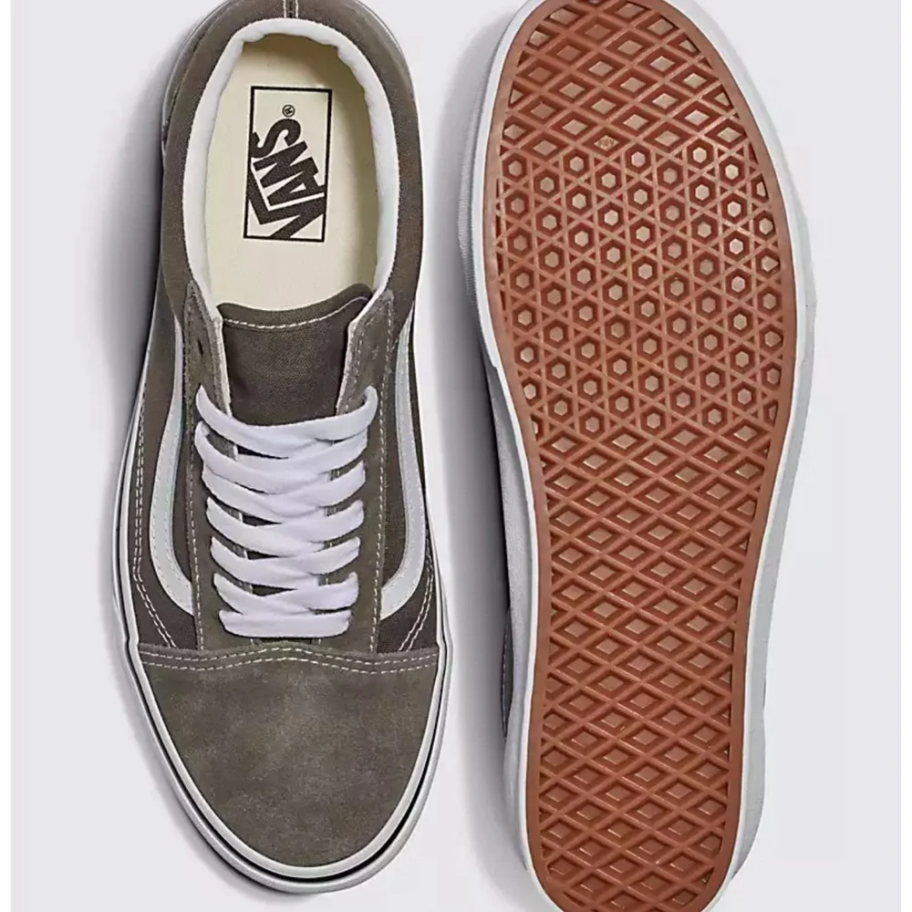 Vans Men’s Old Skool
Color Theory Bungee Cord
VN0005UF9JC
Sneakers - Picture 6 of 16